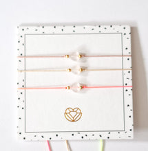 Load image into Gallery viewer, Bracelet Single String with Single Shell &amp; Gemstone
