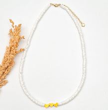 Load image into Gallery viewer, Necklace Shell with Heart Gold
