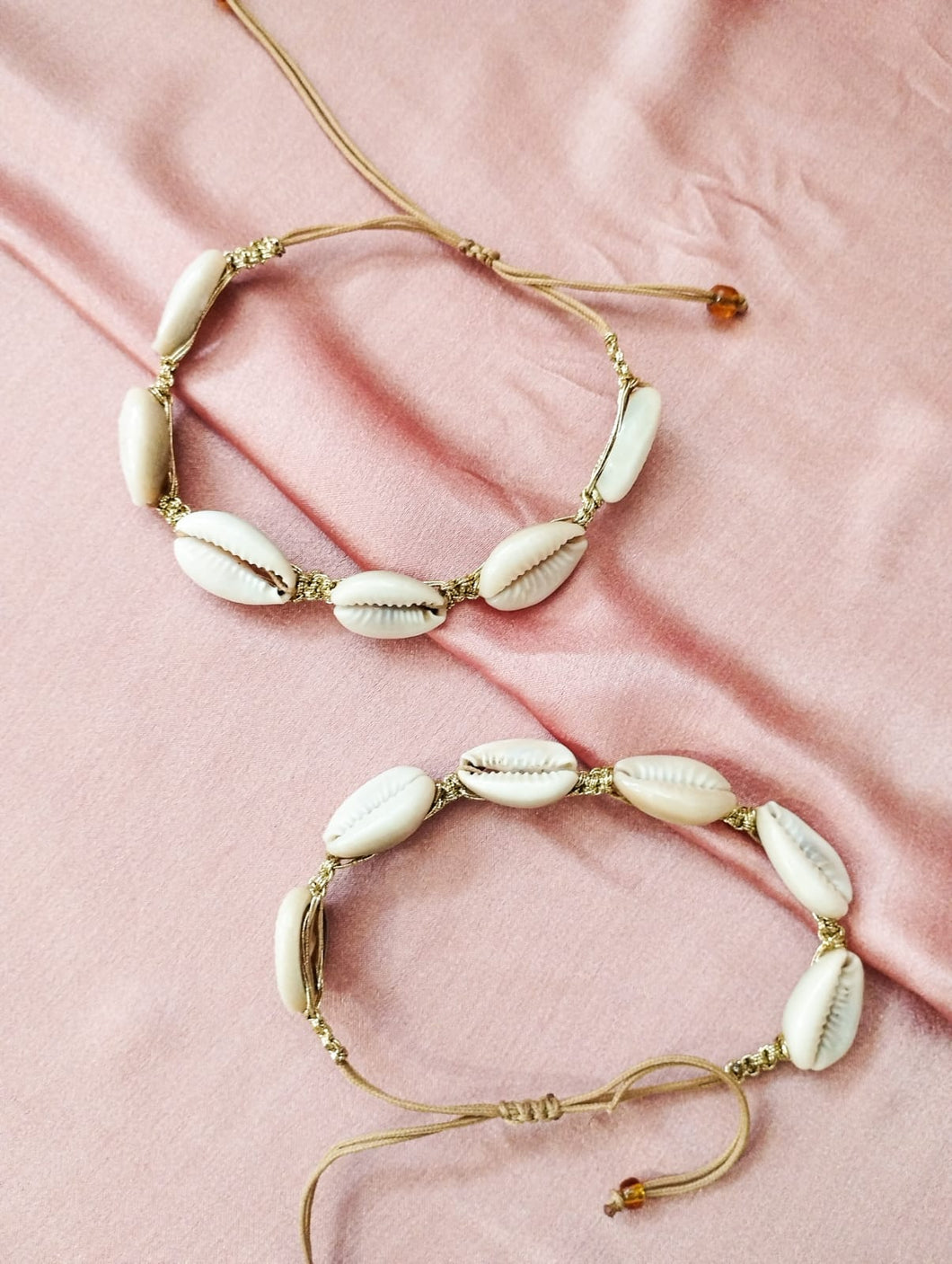 Bracelet Cowrie Shell & Gold String