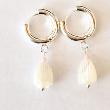 Load image into Gallery viewer, Earring Hoop Shell Flower with Mini Stone
