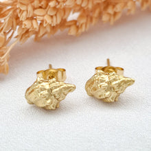 Load image into Gallery viewer, Earring Stud Mini Snail shell Motif
