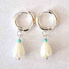 Load image into Gallery viewer, Earring Hoop Shell Flower with Mini Stone
