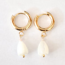 Load image into Gallery viewer, Earring Hoop Shell Flower with Mini Stone

