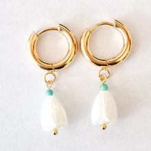 Load image into Gallery viewer, Earring Hoop Shell Flower with Mini Stone
