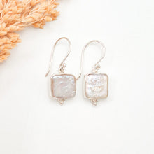 Load image into Gallery viewer, Earring Cleopatra Pearl Square
