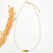 Load image into Gallery viewer, Necklace Shell with Heart Gold
