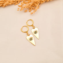Load image into Gallery viewer, Earring Love Heart Protector Eyes
