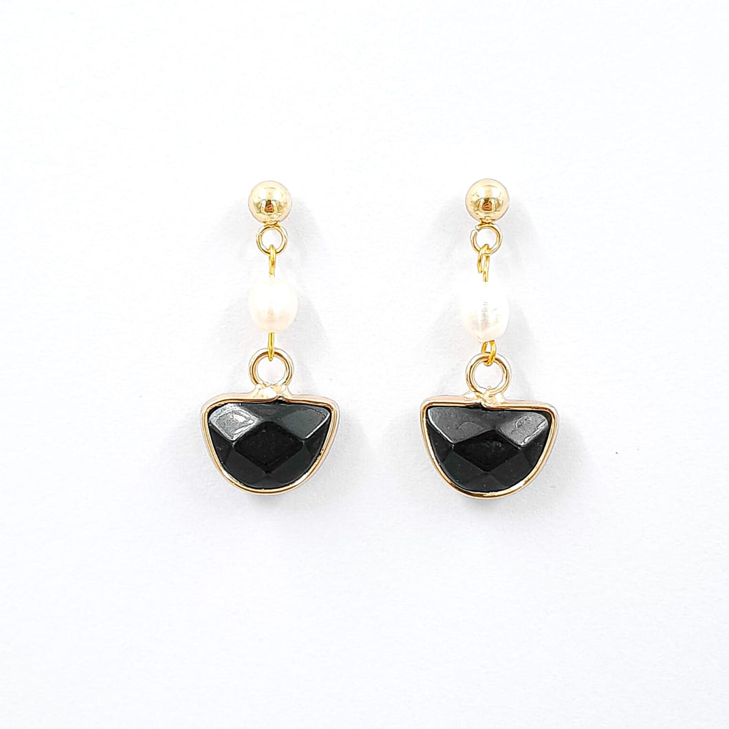 Earring Stud Dot Pearl with Black Stone