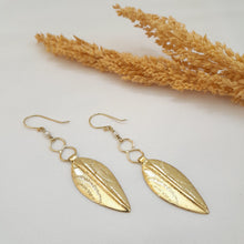 Load image into Gallery viewer, Earring Tribal Feather
