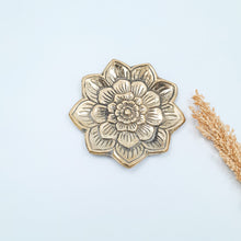 Load image into Gallery viewer, Plate Brass Trinket Tray Flower
