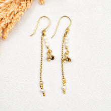 Load image into Gallery viewer, Earring Flower Pearl
