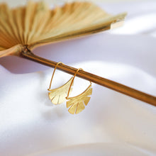 Load image into Gallery viewer, Earring Flower Fan Hoop Minimalist
