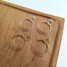 Load image into Gallery viewer, Earring Stud Nobody Knows
