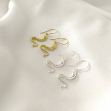 Load image into Gallery viewer, Earring My Snake Totem
