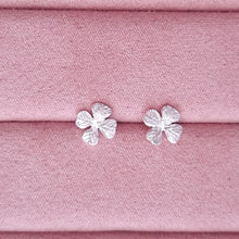Load image into Gallery viewer, Earring Mini Flower
