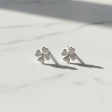 Load image into Gallery viewer, Earring Mini Flower
