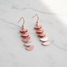 Load image into Gallery viewer, Earring Dancing Half Circle
