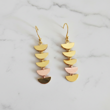 Load image into Gallery viewer, Earring Dancing Half Circle
