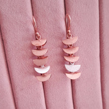 Load image into Gallery viewer, Earring Dancing Half Circle
