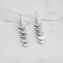 Load image into Gallery viewer, Earring Dancing Half Circle
