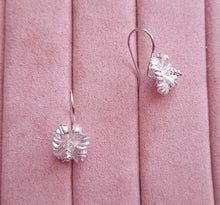 Load image into Gallery viewer, Earring Hibiscus Flower (MCL/FERN)
