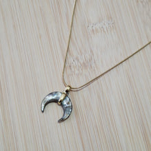 Load image into Gallery viewer, Necklace Shell Moon Black
