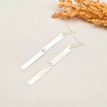Load image into Gallery viewer, Earring Stud Fine Line
