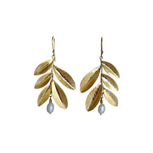 Load image into Gallery viewer, Earring Leaf with Pearl
