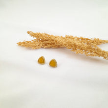 Load image into Gallery viewer, Earring Triangle Gemstone Yellow
