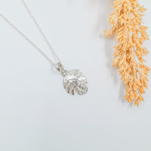 Load image into Gallery viewer, Necklace Pendant Monstera
