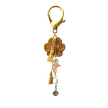 Load image into Gallery viewer, Keychain Tassel Dog Paws
