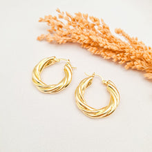 Load image into Gallery viewer, Earring Hoop Swirl

