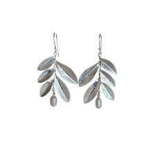 Load image into Gallery viewer, Earring Leaf with Pearl
