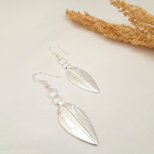 Load image into Gallery viewer, Earring Tribal Feather
