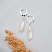 Load image into Gallery viewer, Earring Hoop Long Pearl
