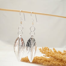 Load image into Gallery viewer, Earring Tribal Feather
