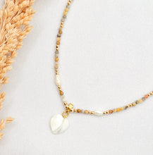 Load image into Gallery viewer, Choker Stone Heart Mother of Pearl
