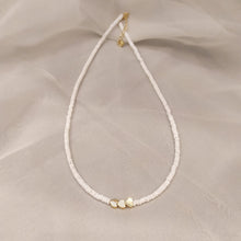 Load image into Gallery viewer, Necklace Shell with Heart Gold
