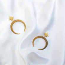 Load image into Gallery viewer, Earring Crescent Moon and Star
