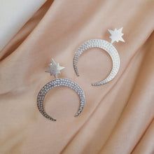Load image into Gallery viewer, Earring Crescent Moon and Star
