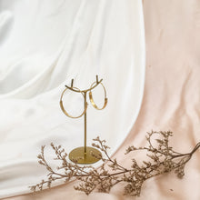 Load image into Gallery viewer, Earring Cleopatra Hoop Dot
