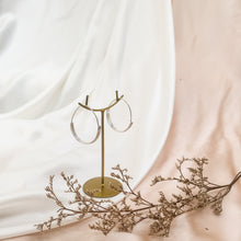 Load image into Gallery viewer, Earring Cleopatra Hoop Dot
