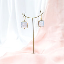Load image into Gallery viewer, Earring Cleopatra Pearl Square

