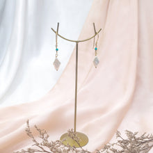 Load image into Gallery viewer, Earring Ace of Pearls
