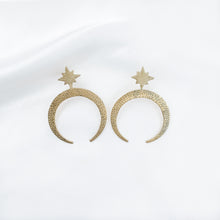 Load image into Gallery viewer, Earring Crescent Moon and Star
