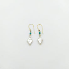 Load image into Gallery viewer, Earring Ace of Pearls
